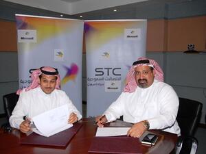 عمر النعماني، نائب الرئيس في STC وسمير نعمان، رئيس ميكروسوفت العربية، خلال توقيع الإتفاقية