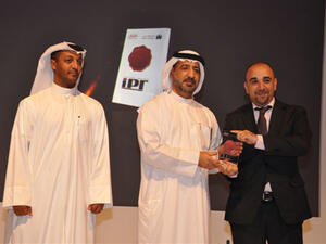 Mr. Amjad El Husseini, Executive Director of Abu-Ghazaleh Intellectual Property receives an Honorary Shield from Mr. Ahmed Butti Ahmed, Executive Chairman of Ports Customs.