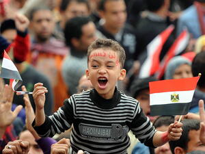 فتى صغير يهتف في أحد المظاهرات فتى صغير يهتف في أحد المظاهرات