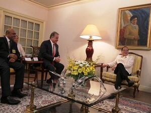 Etihad Airways Senior Vice President and CEO James Hogan discussing opportunities to boost trade and tourism with the President of the Republic of Philippines