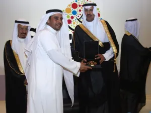 Prince Faisal Bin Salman handing the award to Abdullah al Harbi, CEO of EyeofRiyadh.com