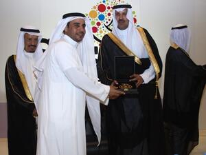 Prince Faisal Bin Salman handing the award to Abdullah al Harbi, CEO of EyeofRiyadh.com