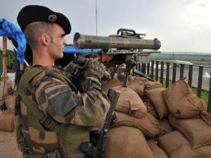 جنود فرنسيون في افريقيا الوسطى يحرسون مطار بانغوي في بانغاساو
