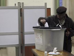 رجل يدلي بصوته خلال الاستفتاء في الجيزة يوم السبت
