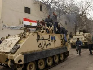 دبابة مصرية في شوارع القاهرة 