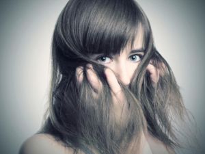 تشكل الجينات الوراثية سبباً رئيسياً في مشكلة ظهور الشعر الأبيض
