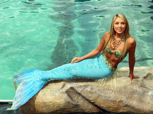 A professional mermaid has swam out in support of the Atlantis hotel group after ‘Splash’ star Daryl Hannah said its Dubai hotel offered a “fake” experience and plastic culture. (Photo courtesy of Beauty Rush)