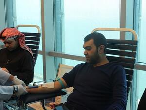 موظفون VIVA خلال التبرع بالدم