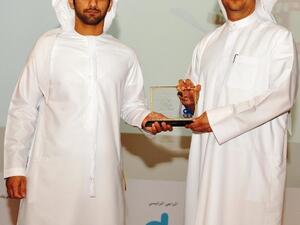الشيخ منصور بن محمد بن راشد آل مكتوم يسلم لوحة تذكارية إلى فريد فريدوني، الرئيس التنفيذي للشؤون التجارية في دو
