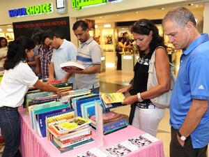 يمكن التبرع بالكتب في أي وقت إلى مكتب الاستعلامات 1 في الطابق الأول في برجمان