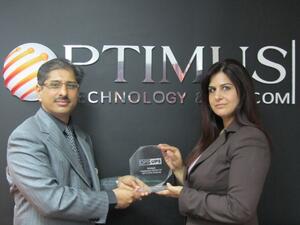 كامليش كومار أميسور، مدير المبيعات والتسويق Opti-UPS و ميرا كاول، المدير الإداري لدى أوبتيموس