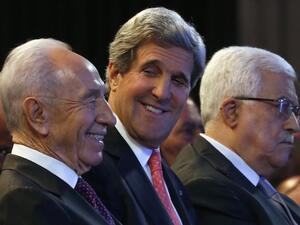 John Kerry sits in between Israeli President Shimon Peres and Palestinian President Mahmoud Abbas at the World Economic Forum. 