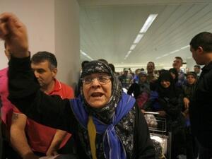 Long wait at the airport: relatives wait for pilgrims to arrive