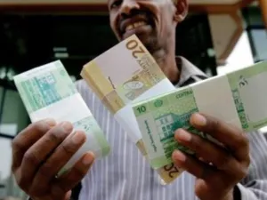 أعلن البنك المركزي في جنوب السودان أمس عن تراجعه عن القرار الذي أصدره بخفض سعر العملة المحلية (الجنيه) مقابل الدولار بعد يوم واحد من سريانه 