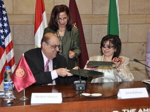 الدكتورة سيما بحوث والدكتور مدحت هارون أثناء توقيع مذكرة التفاهم ومعهم الدكتورة ملك زعلوك