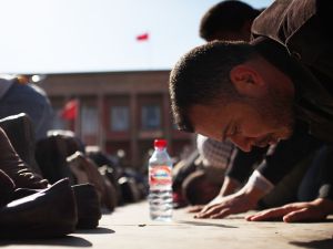 Praying at Parliament: Moroccans pray outside parliament as thousands protest against King Mohammed VI, February, 2011.  Praying at Parliament: Moroccans pray outside parliament as thousands protest against King Mohammed VI, February, 2011.