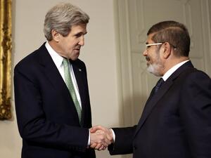 John Kerry shakes hands with Egyptian President Mohamed Morsi