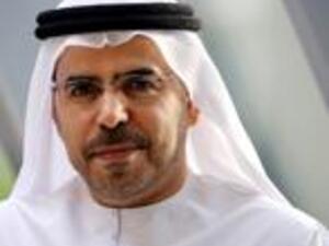 محمد عبدالسلام الرفيع ورولاند فوس، رئيس ستاروود العالمية للفنادق والمنتجعات في أوروبا وأفريقيا والشرق الأوسط يتصافحان خلال توقيع الاتفاقية