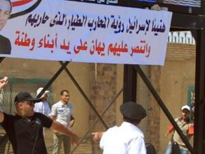 مؤيدون لمبارك خارج قاعة المحاكمة. مؤيدون لمبارك خارج قاعة المحاكمة.