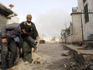عنصران في الجيش السوري الحر قرب مطار النيرب في حلب