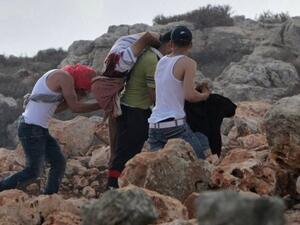 
نقل جثة فلسطيني قتل في مواجهات مع الجيش الاسرائيلي في قصرة