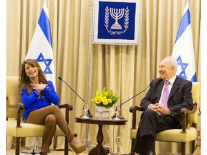 Pleased to meet you, Mr President: Paula Abdul shares a laugh with Shimon Peres in Israel. (Image: Facebook)