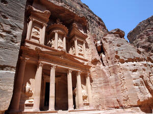 Nsour also highlighted the need to target Jordanian expatriates in order to attract them for carrying out investments in the Kingdom.