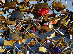 Pont des Arts in Paris was the inspiration behind the Algiers bridge. Local youth come and write the names of loved ones on padlocks, much to the chagrin of the local salafists. (Image courtesy of Magharebia)