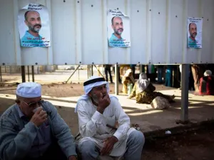 Live from Gaza: The release as it happens: Apparently two female Palestinian prisoners including Amna Muneh 
refused to enter Gaza.