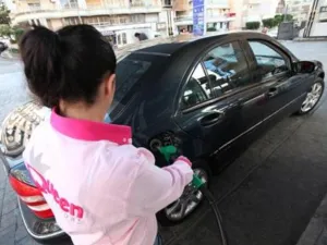 One of the employees of Queen, wearing the pink uniform. (Image source: "saidaonline.com")