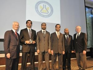 راشد الشريقي، مدير عام جهاز أبوظبي للرقابة الغذائية وخليفة العلي، المدير التنفيذي لقطاع التخطيط الاستراتيجي وإدارة الأداء ومدراء آخرين لدى تسلمهم الجائزة