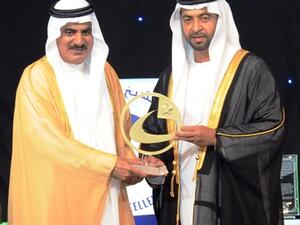 الشيخ حمدان يسلم الجائزة للرئيس التنفيذي لأدما العاملة، علي الجروان