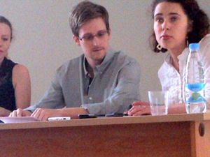 ظهور مثير لسنودن بمطار موسكو 