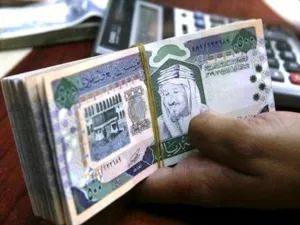 يرى مراقبون أن العملة الورقية سهلة الحمل والتداول مقارنة بالعملة النقدية المعدنية، إلا أنهم ثمنوا مبادرة وزارة التجارة والصناعة أخيرا في إعادة هيبة العملات المعدنية التي أهمل التعامل معها من قبل تجار التجزئة والمستهلكون في السوق السعودية