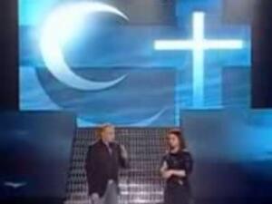 صورة للمشاركين في البرنامج ويظهر الهلال إلى جانب الصليب في الخلفية. صورة للمشاركين في البرنامج ويظهر الهلال إلى جانب الصليب في الخلفية.