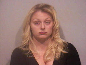 صورة المتهمة ستيفاني, التي هاجمت الشرطة بحليب ثدييها.