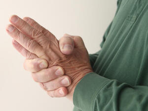 الجلوس أو النوم بوضعية خاطئة تسبب نمنمة في اليدين