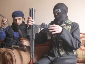 ام جعفر وزوجها من لواء صوت الحق ينظفان اسلحتهما 