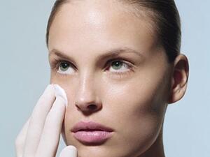 الجفاف حول منطقة العين والهالات السوداء من المشكلات التي تواجه البشرة خلال فصل الشتاء