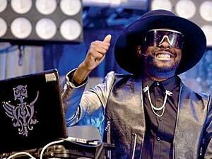 What's a superstar to do without his MacBook power charger? (Image: Facebook)