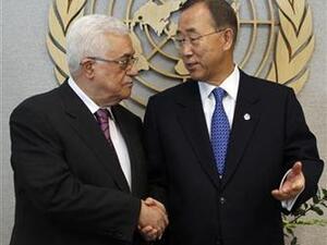 عباس (الى اليسار) خلال استقبال بان جي مون له في نيويورك 
