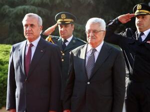 الرئيس اللبناني ميشال سليمان (يسار) خلال استقباله نظيره الفلسطيني
