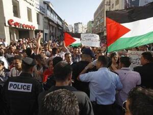 محتجون فلسطينيون يحاولون الوصول لمقر الرئيس محمود عباس في رام الله
