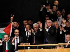 الرئيس الفلسطيني محمود عباس والوفد الفلسطيني يصفقون ابتهاجا بعد نالصويت لصالح فلسطين بالامم المتحدة