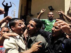 اقارب الجنود السبعة المختطفين يحتفلون بعد الافراج عنهم عند معبر رفح الحدودي 
