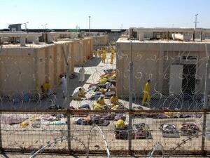 سجناء في سجن ابو غريب 