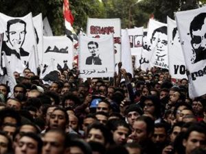 جانب من المشاركين في مسيرة ألتراس الأهلي بالقاهرة
