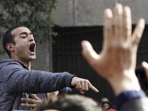 الناشط السياسي الشاب احمد دومة يردد هتافات مناهضة للرئيس محمد مرسي
