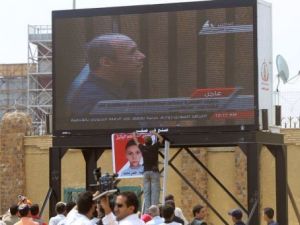 
مصريون يتابعون محاكمة العادلي على شاشة عملاقة امام المحكمة الجنائية في القاهرة الاحد