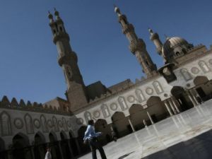 طفلان في باحة الازهر في القاهرة
